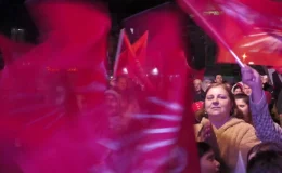 CHP İzmir Büyükşehir Belediye Başkanı Adayı Dr. Cemil Tugay ve Bornova Belediye Başkan Adayı Ömer Eşki, Bornova Çamdibi’nde düzenlenen mitingde vatandaşlarla buluştu