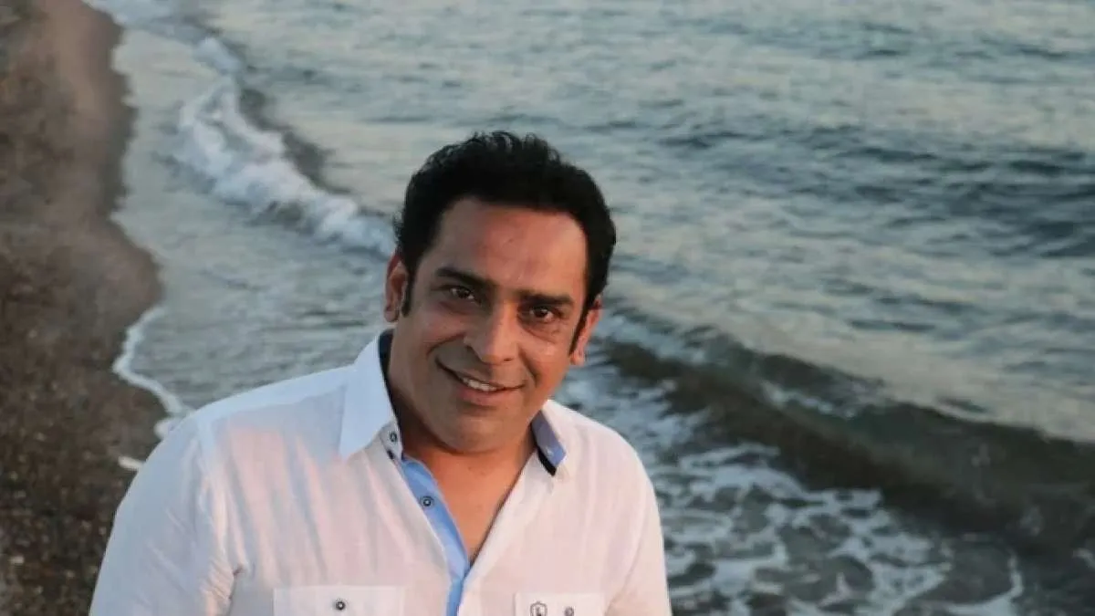 Ünlü şarkıcı Ege’nin yalnız yaşadığı 2+1’lik mütevazı evine bakın! Tam bir sanatçı evi…