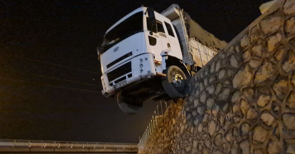 Kamyon duvarda asılı kaldı