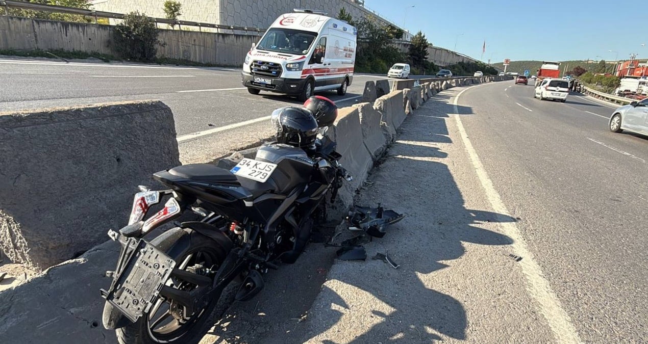 Kocaeli’nde motosiklet beton bariyere çarptı: 2 yaralı